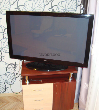 Письменный стол с тумбой и тумба под TV в едином стиле